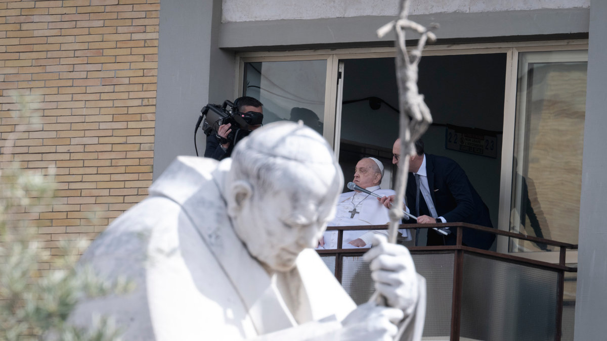 Pope Francis waves from a window of the Gemelli hospital before to be discharge after a five weeks hospitalization for pneumonia, in Rome on March 23, 2025