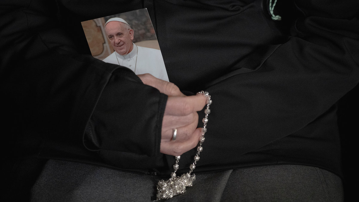 POPE-FRANCIS-HEALTH-HOSPITAL-ROSARY-PRAYER