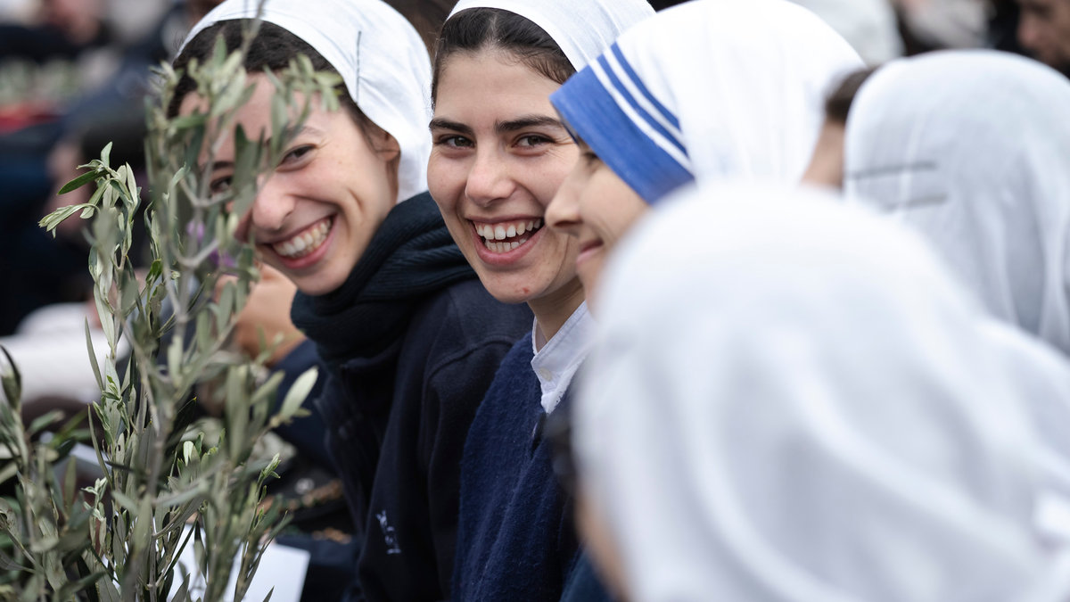 NUNS-VATICAN-JUBILEE2025-PALM-SUNDAY