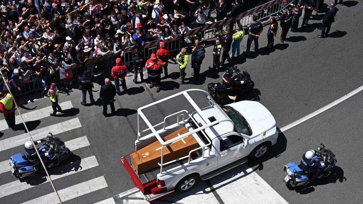 cortege-pape.jpg