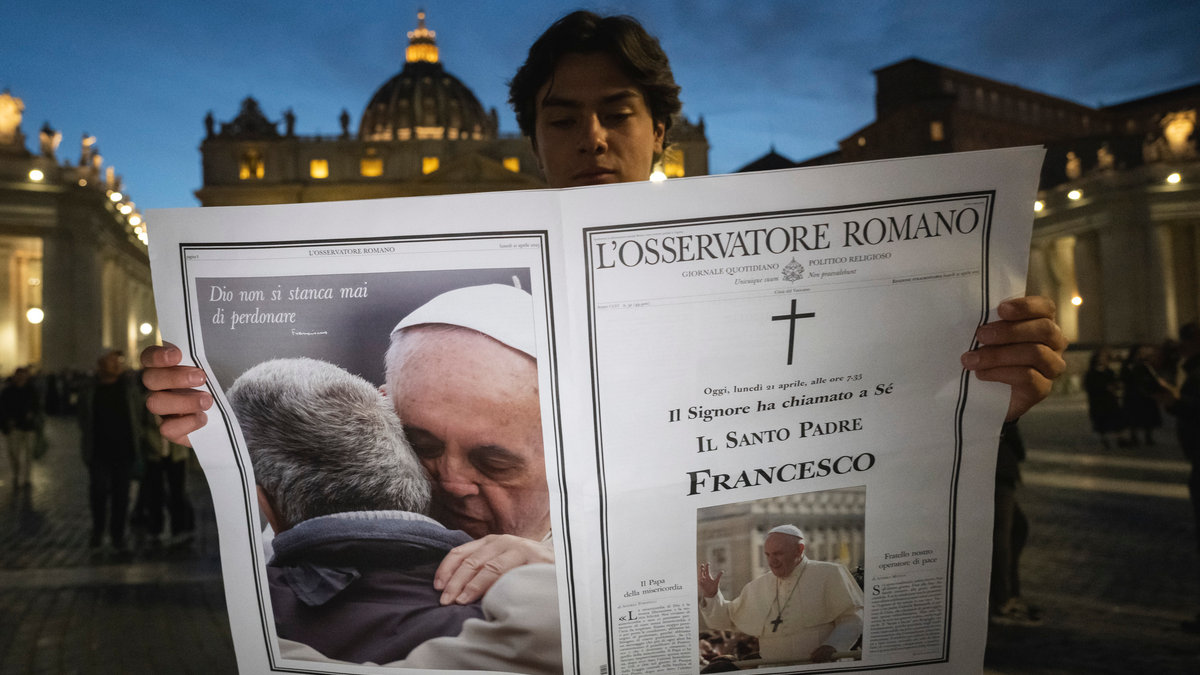 A man holds a special edition of the Vatican newspaper L'Osservatore Romano announcing the death of Pope Francis, in St. Peter's Square