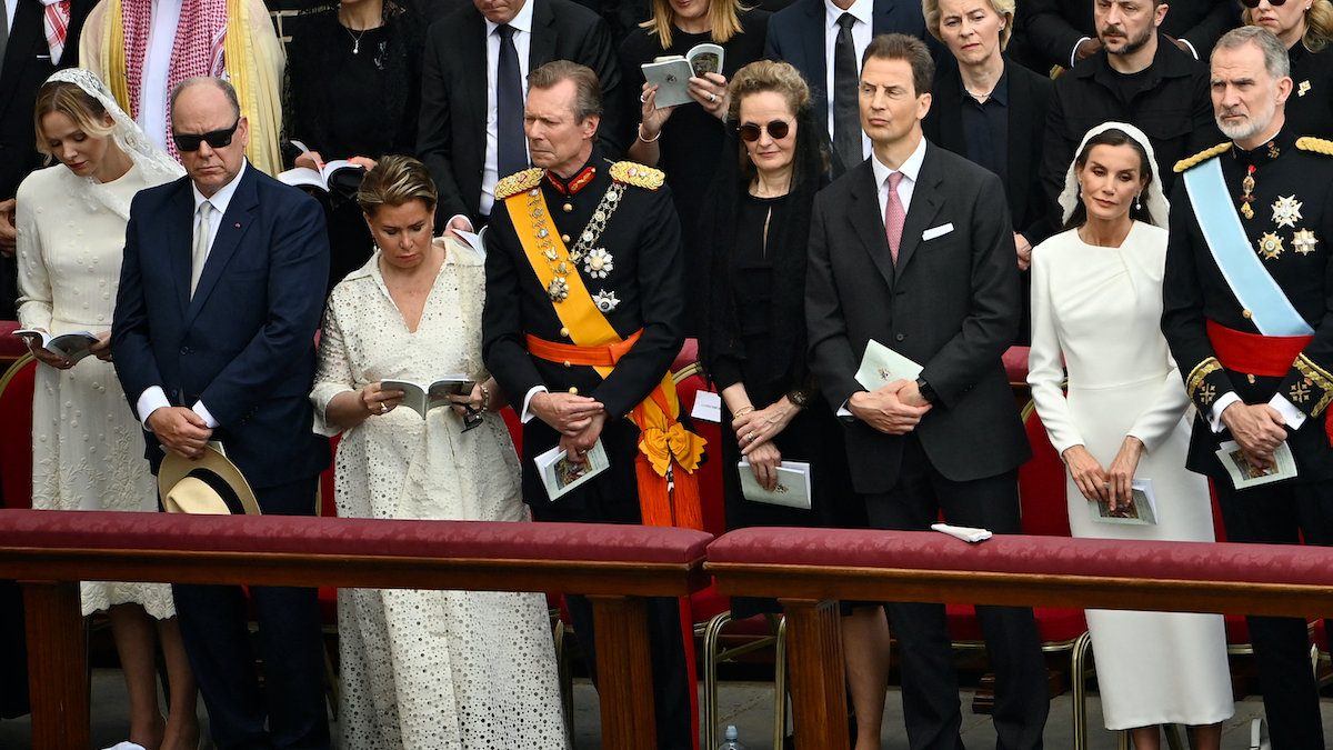 Le prince Albert II de Monaco (2e à gauche) et son épouse la princesse Charlène de Monaco (à gauche), Henri, grand-duc de Luxembourg et son épouse Maria Teresa, grande-duchesse de Luxembourg, le prince Alois et son épouse la duchesse Sophie, la reine Letizia d'Espagne et le roi Felipe VI d'Espagne assistent à une messe pour le début du pontificat du pape Léon XIV, place Saint-Pierre au Vatican, le 18 mai 2025. (Photo par Isabella BONOTTO / AFP) | ESSENTIEL; pape; religion; christianisme; horizontal - inauguration-Leon-XIV-Letizia-dEspagne-Charlene-de-Monaco