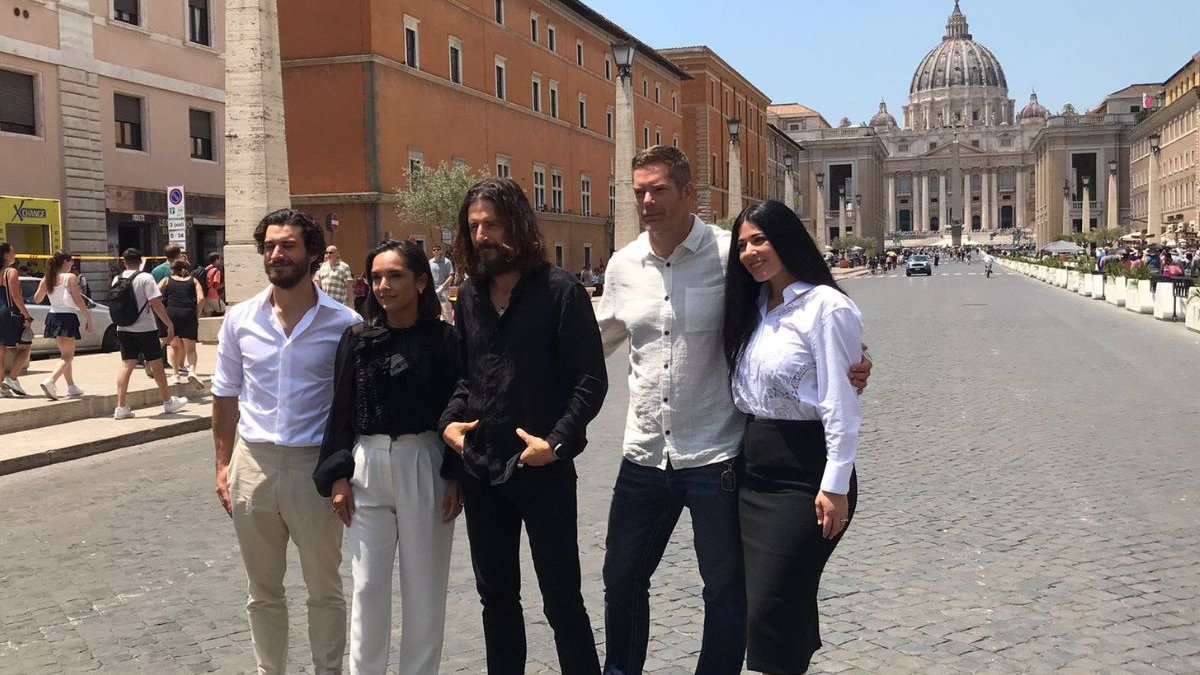 El elenco de la serie the chosen visitó el Vaticano. Jonathan Roumie