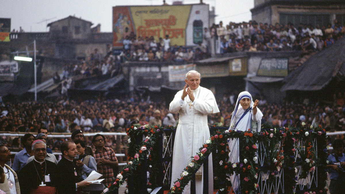 Calcutta, India - February 1986 During his visit, the Pope went to the house wich the priest of the goddess Kali gave Mother Teresa to look after the dying homeless