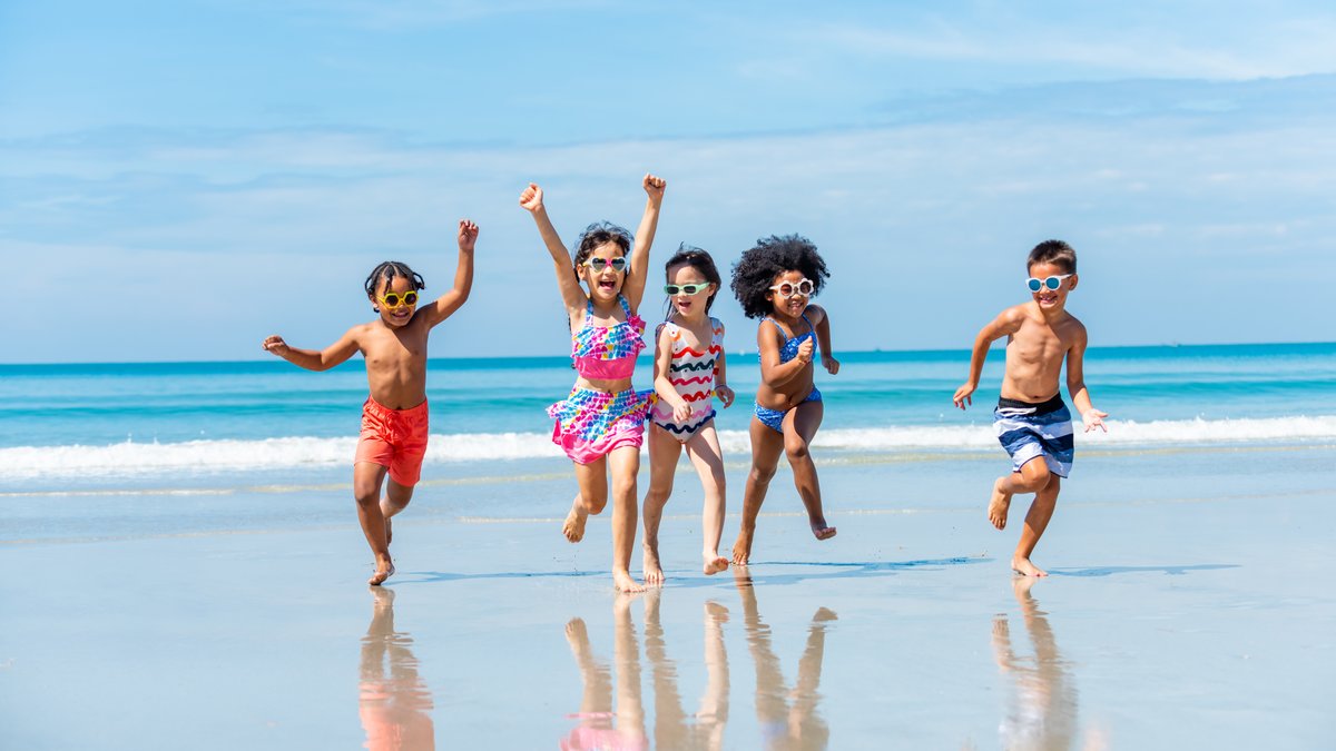 ENFANTS-PLAGE-ETE-shutterstock
