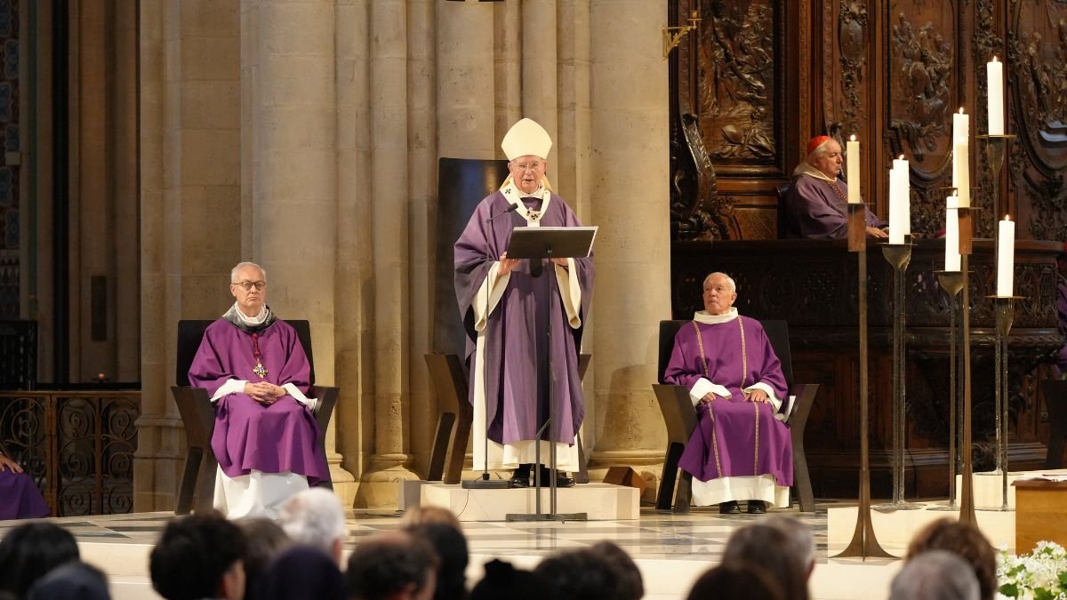 Mgr-Ulrich-lisant-son-homelie-.jpg