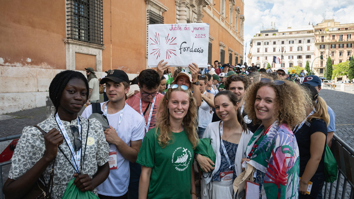 french-pilgrims-holy-door-st.-john-lateran-jubilee-youth-rome-2025