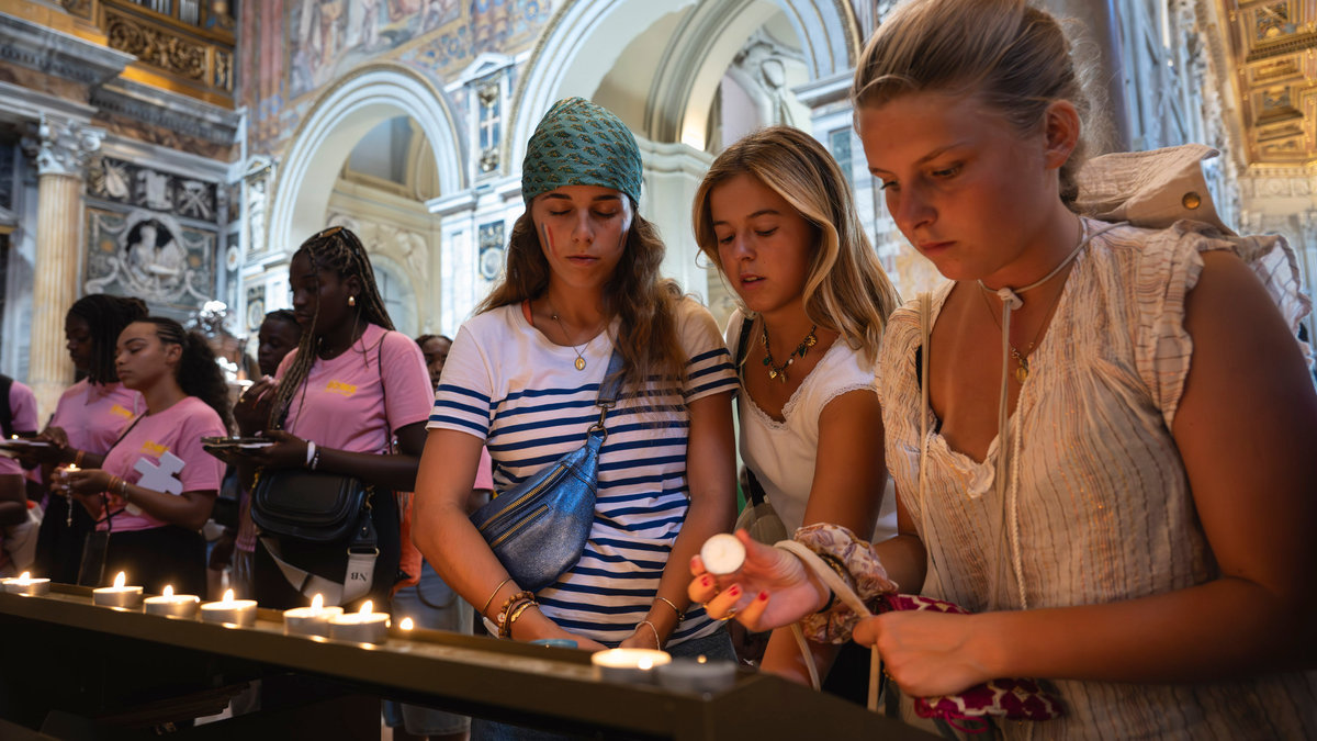 french-pilgrims-holy-door-st.-john-lateran-jubilee-youth-rome-2025