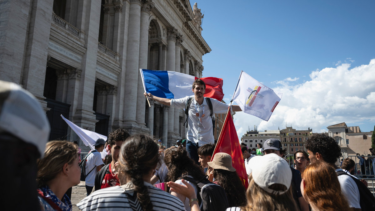 french-pilgrims-holy-door-st.-john-lateran-jubilee-youth-rome-2025