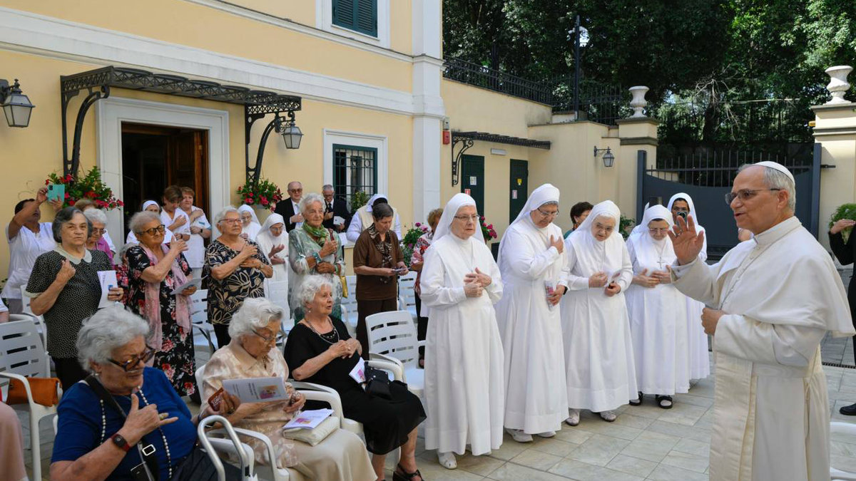 pope-leo-xiv-santa-marta-retirement-castel-gandolfo