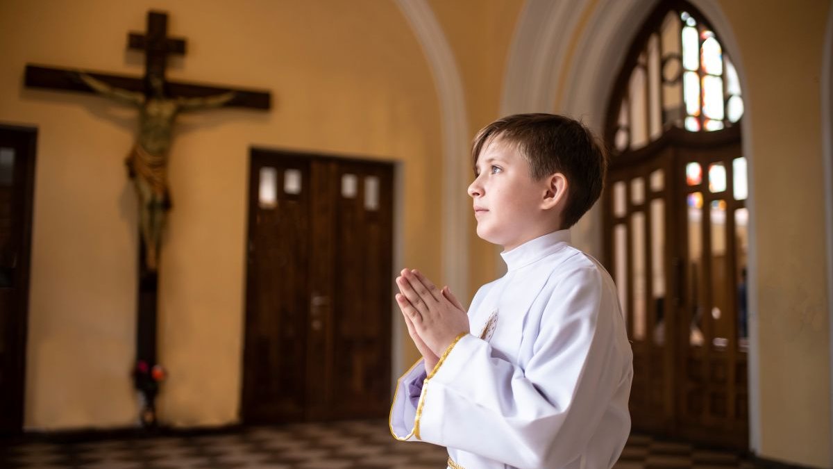 niño en misa