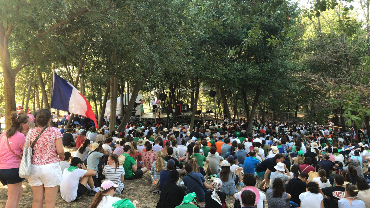 Le cardinal Parolin devant un groupe de jeunes Français dans le parc du Lycée Chateaubriand à Rome le 30 juillet