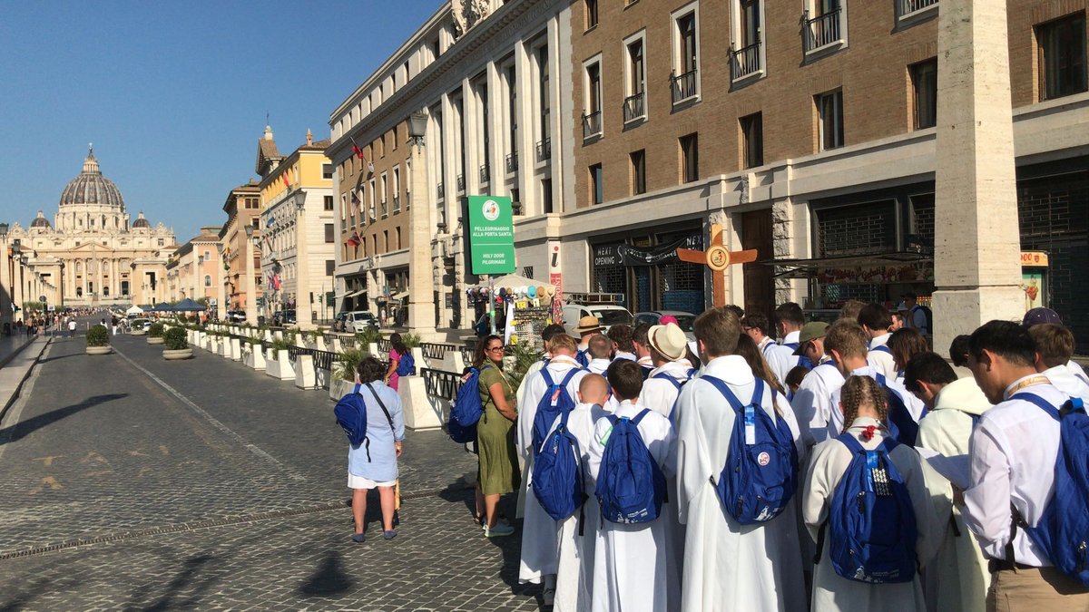 Les servants d'autel français en pèlerinage pour voir le Pape