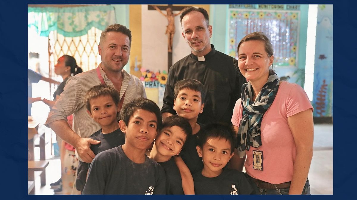 Este matrimonio dedica su vida a rescatar niños en Filipinas
