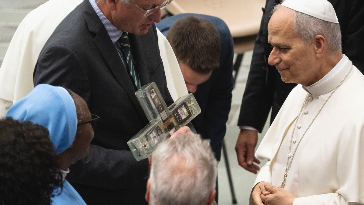 cross-smartphones-pope-leo-xiv-audience-paulvi-hall