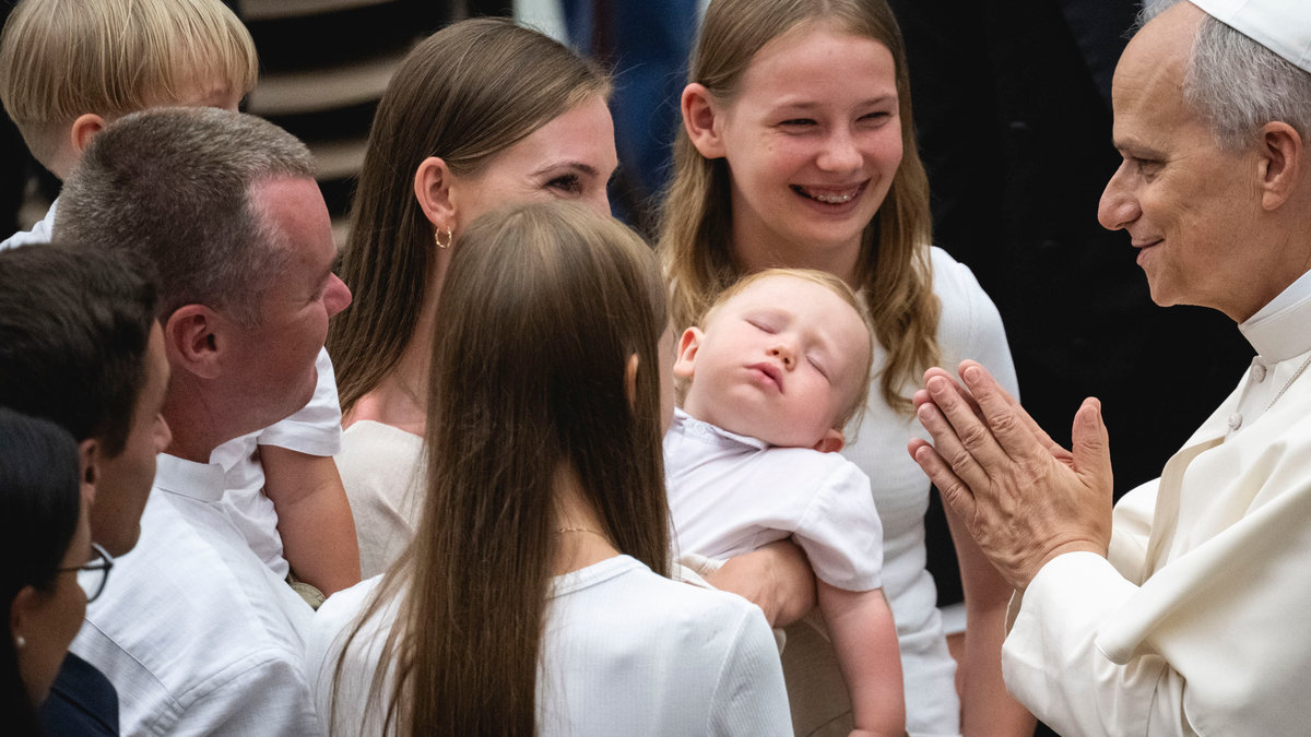 pope-leo-xiv-blesses-child-newborn-kids