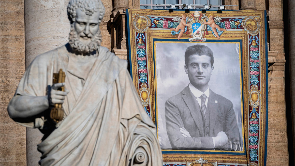 tapestry-portrait-blessed-carlo-acutis-blessed-pier-giorgio-frassati-canonization-st.-peter's-basilica-vatican