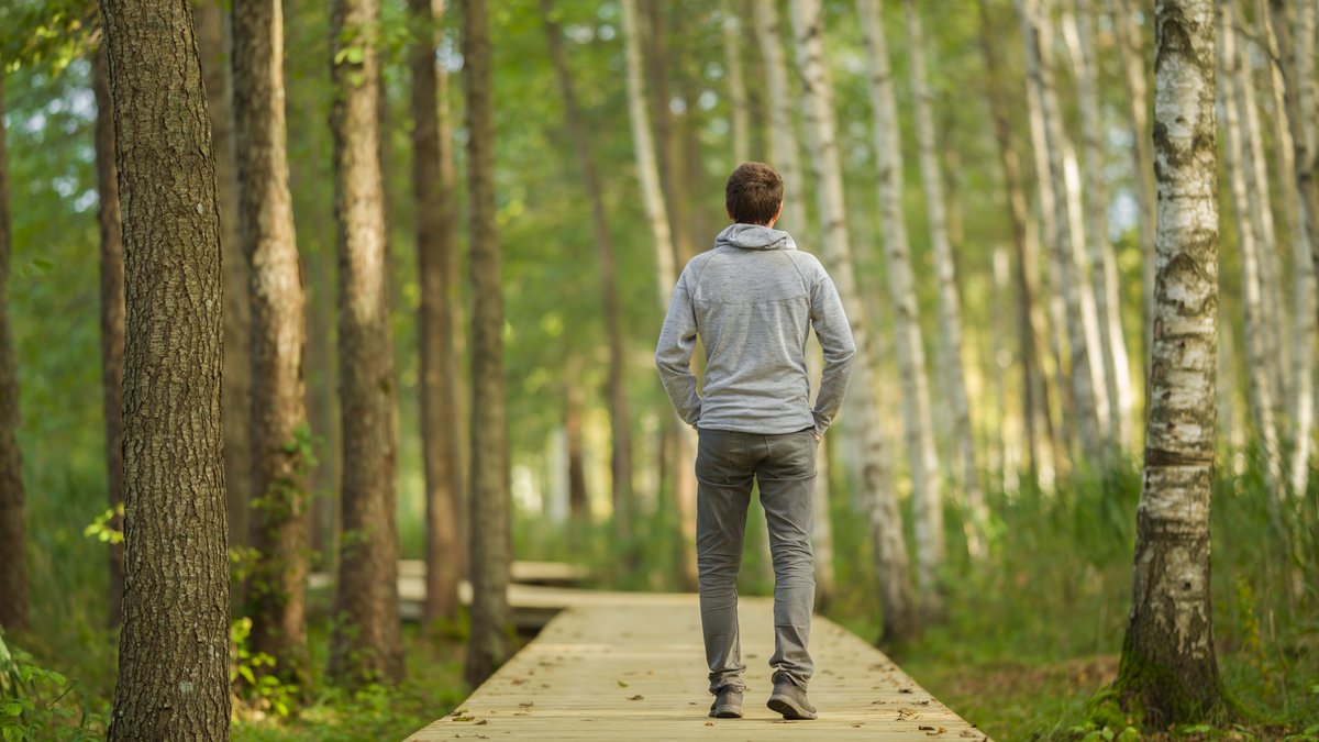 homme qui marche