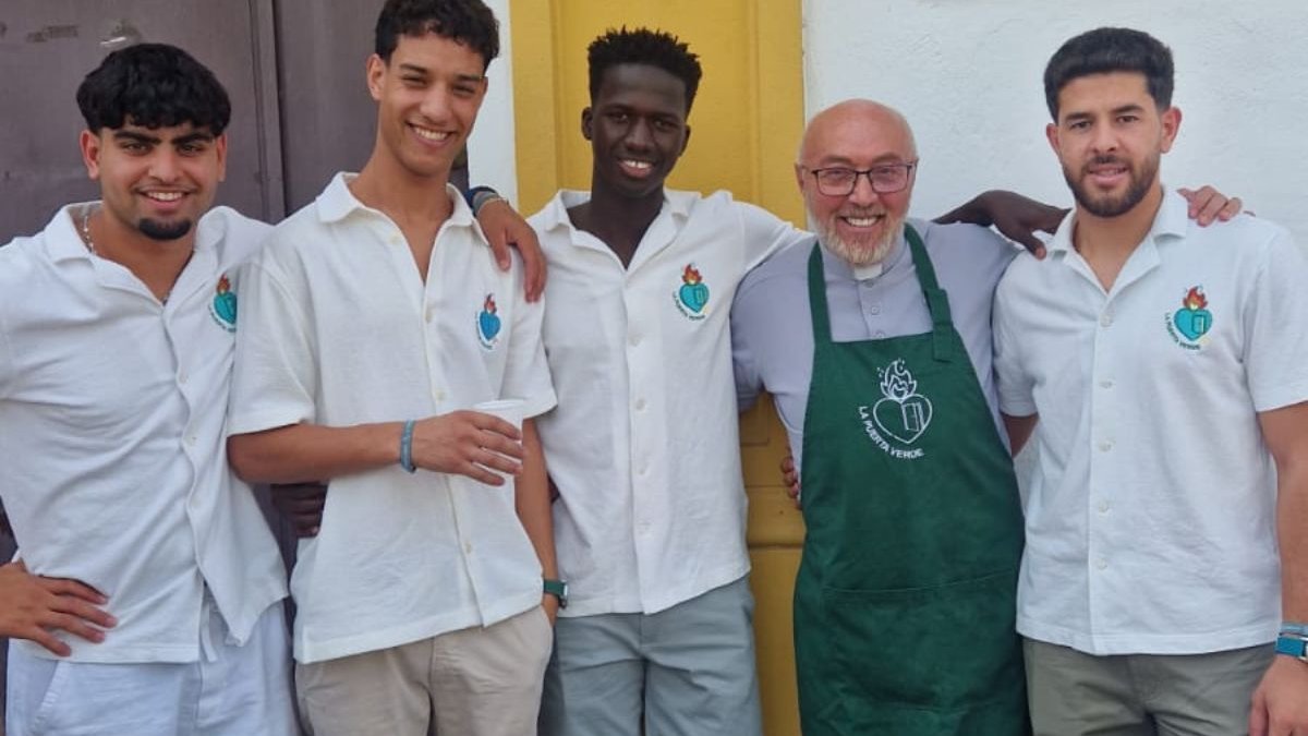 sacerdote Miuel con jóvenes
