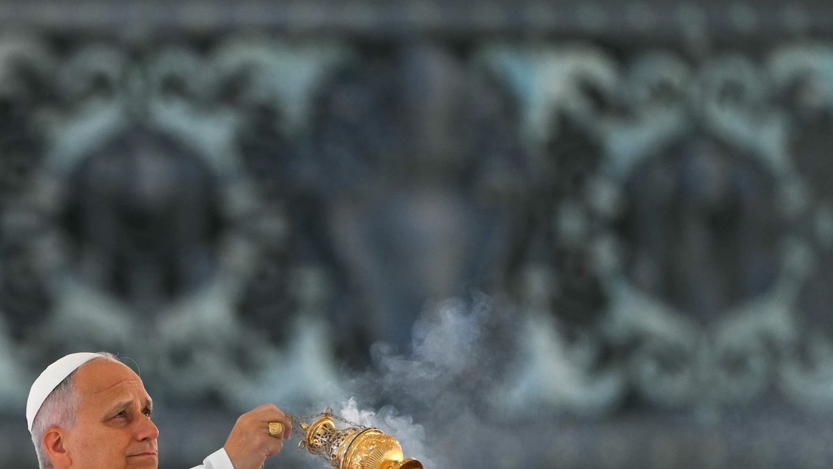 pope-incensing-looking-up-background_610fc5.jpg
