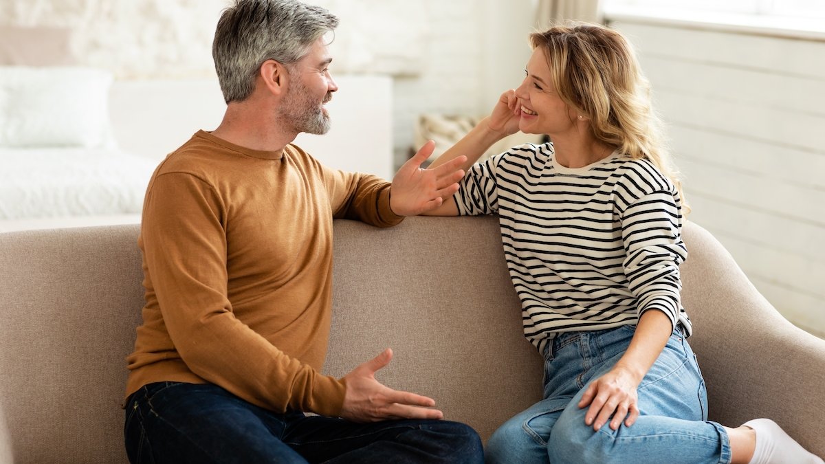 pareja-hablando