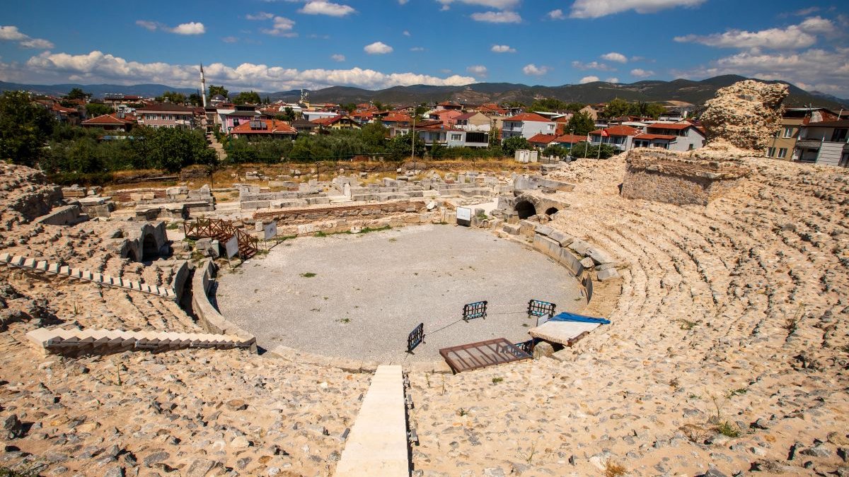 : El antiguo teatro romano en Iznik. viaje del papa