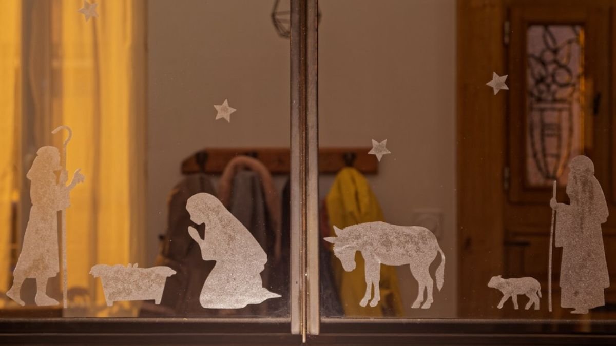 Les crèches et les couronnes de l’Avent de Fée Petit Cœur mettent le vrai sens de Noël sur nos fenêtres.