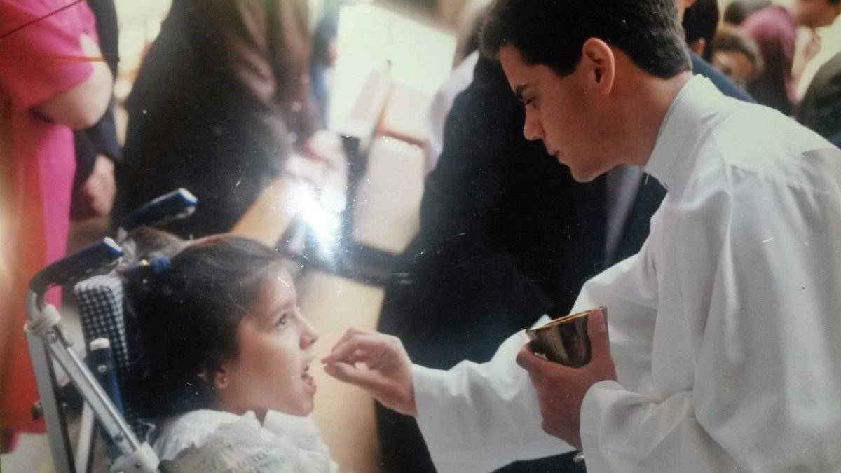 Su hermana le impulsó a ser sacerdote