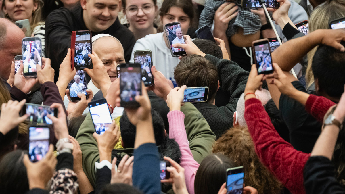 faithful-taking-photos-of-pope-leo-xiv-with-smartphones