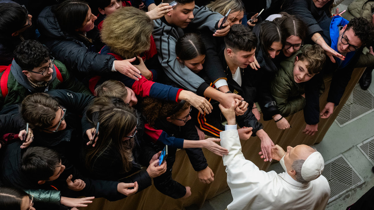 pope-leo-XIV-greets-faithful