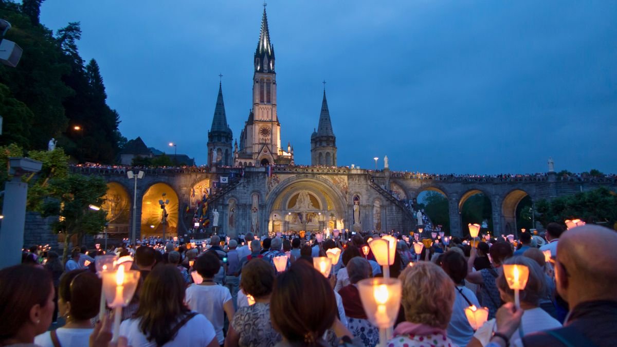sanctuaire-lourdes-nuit-shutterstock