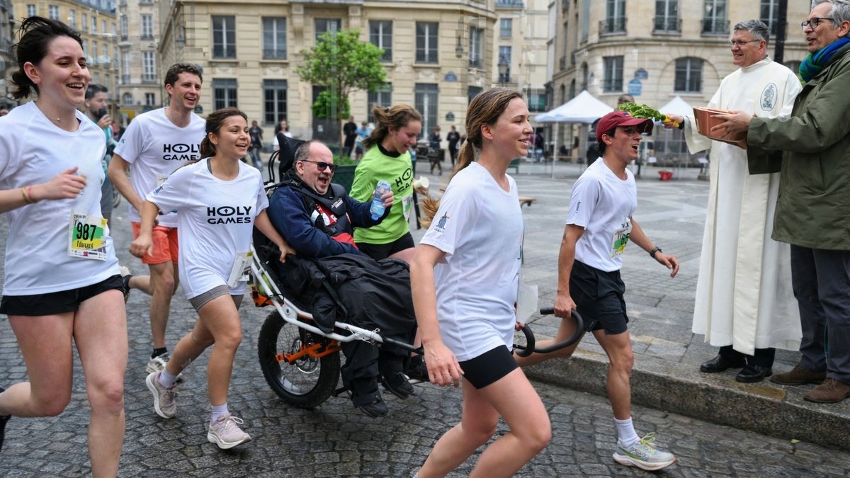 Coureurs se faisant bénir lors du Paris Eglises Tour 2025.