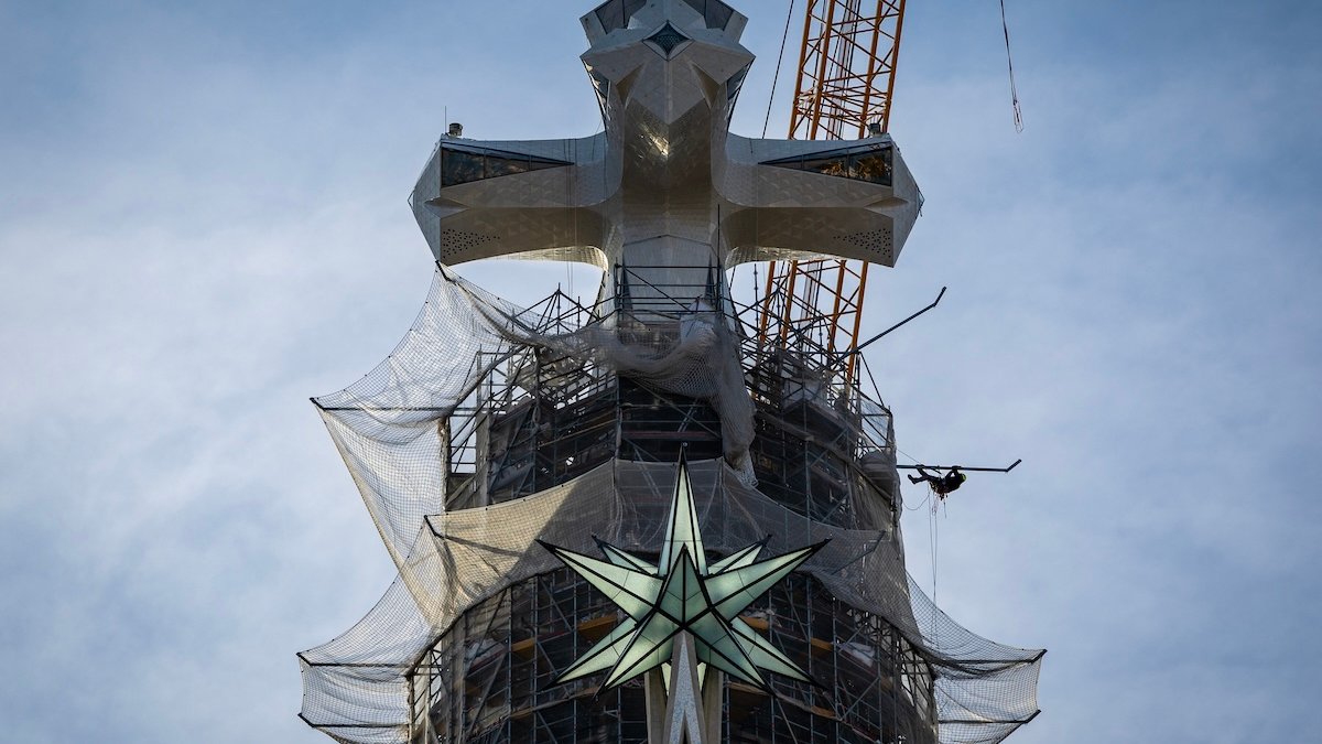 sagrada-familia-cruz.jpg