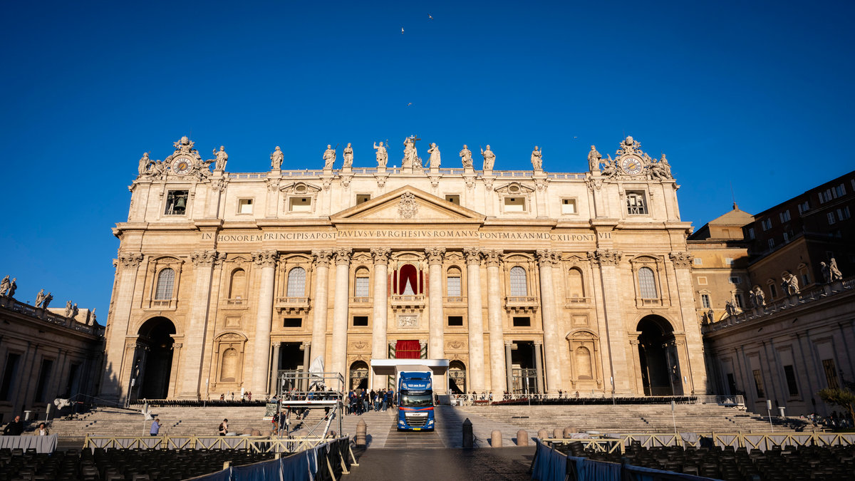 st-peters-square-floral-installation-easter-2026-vatican-city