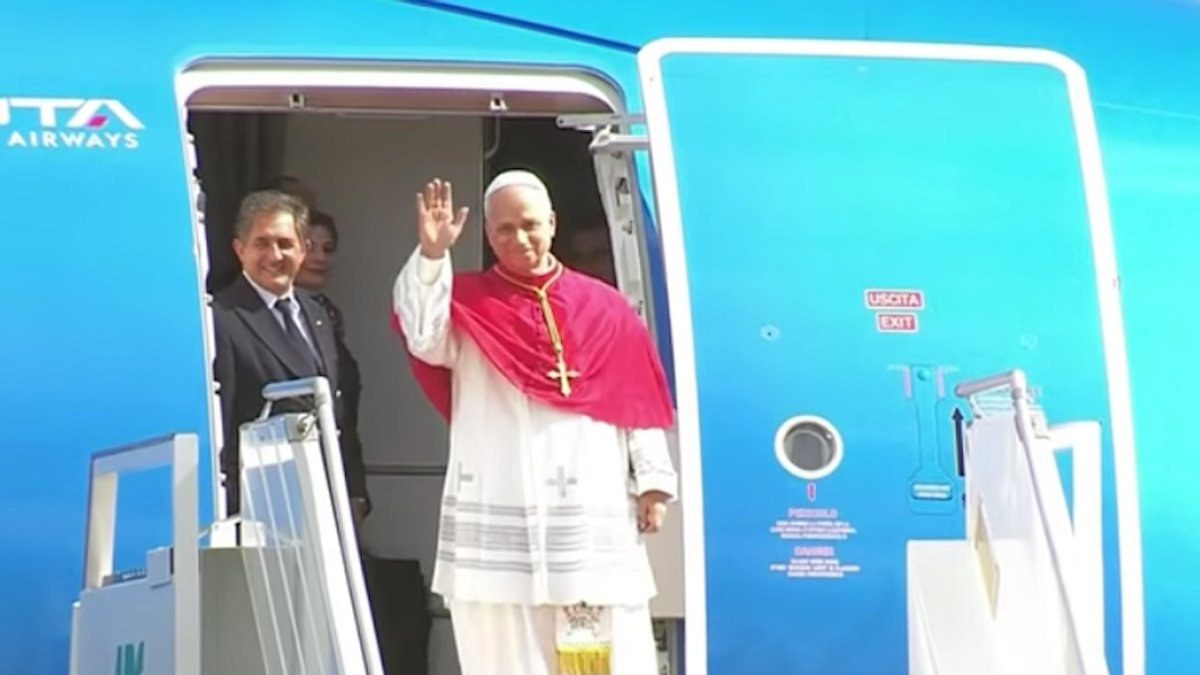 Pope Leo XIV arrives in Cameroon