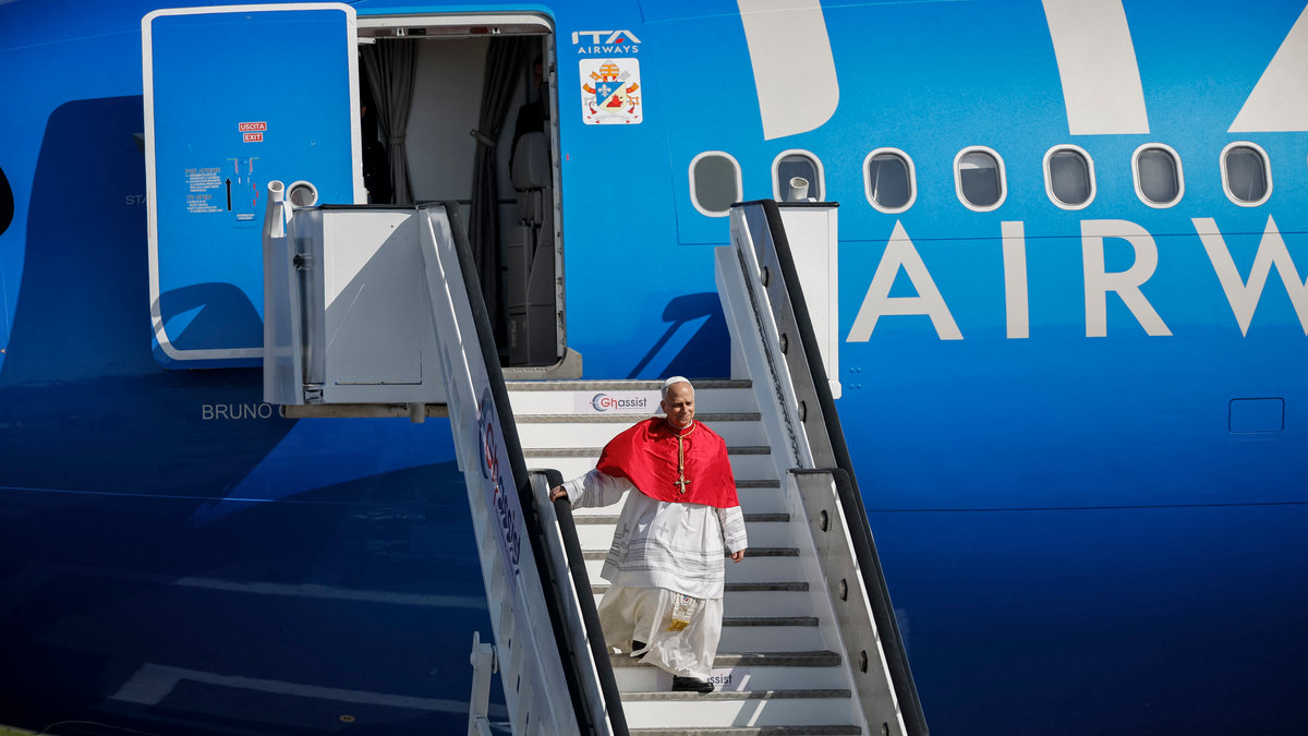 pope-leo-xiv-luanda-airport-africa