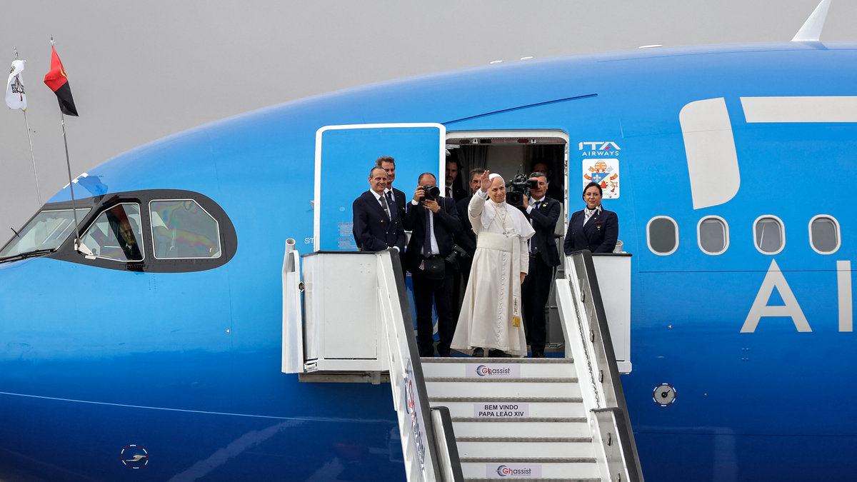 pope-leo-xiv-plane-luanda-international-airport-africa