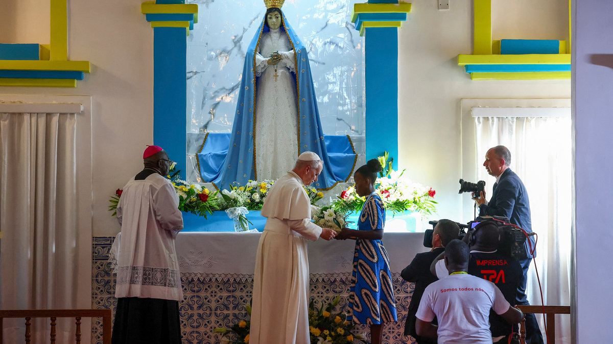 pope-leo-xiv-prays-church-of-our-lady-of-muxima