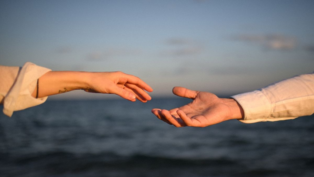 couple-hands