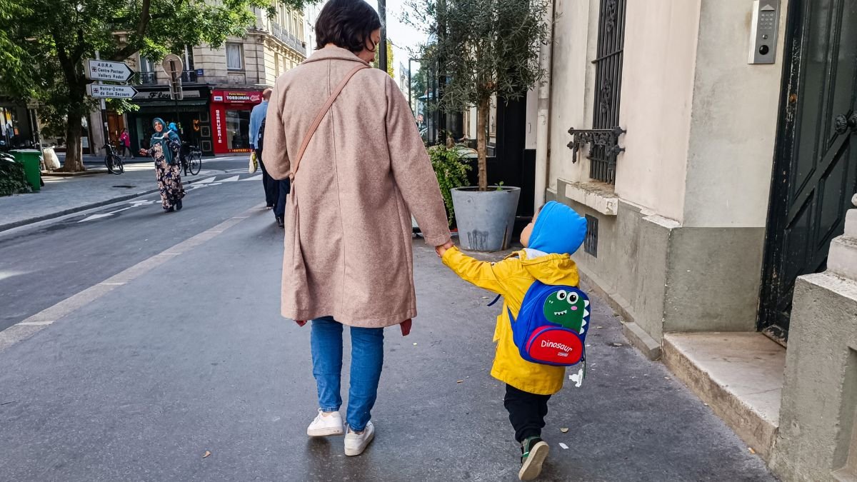 MERE-ENFANT-ECOLE-PARIS.jpg