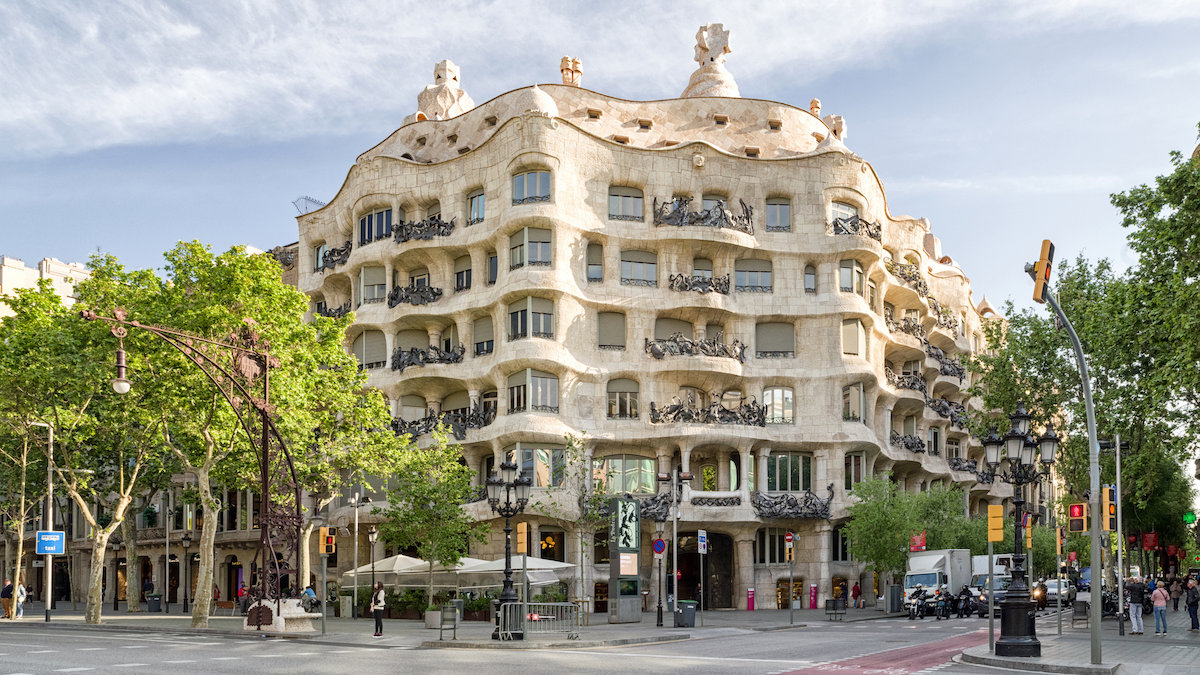Casa Milà, popularmente llamada La Pedrera ('la cantera' en catalán). Edificio modernista antoni gaudi