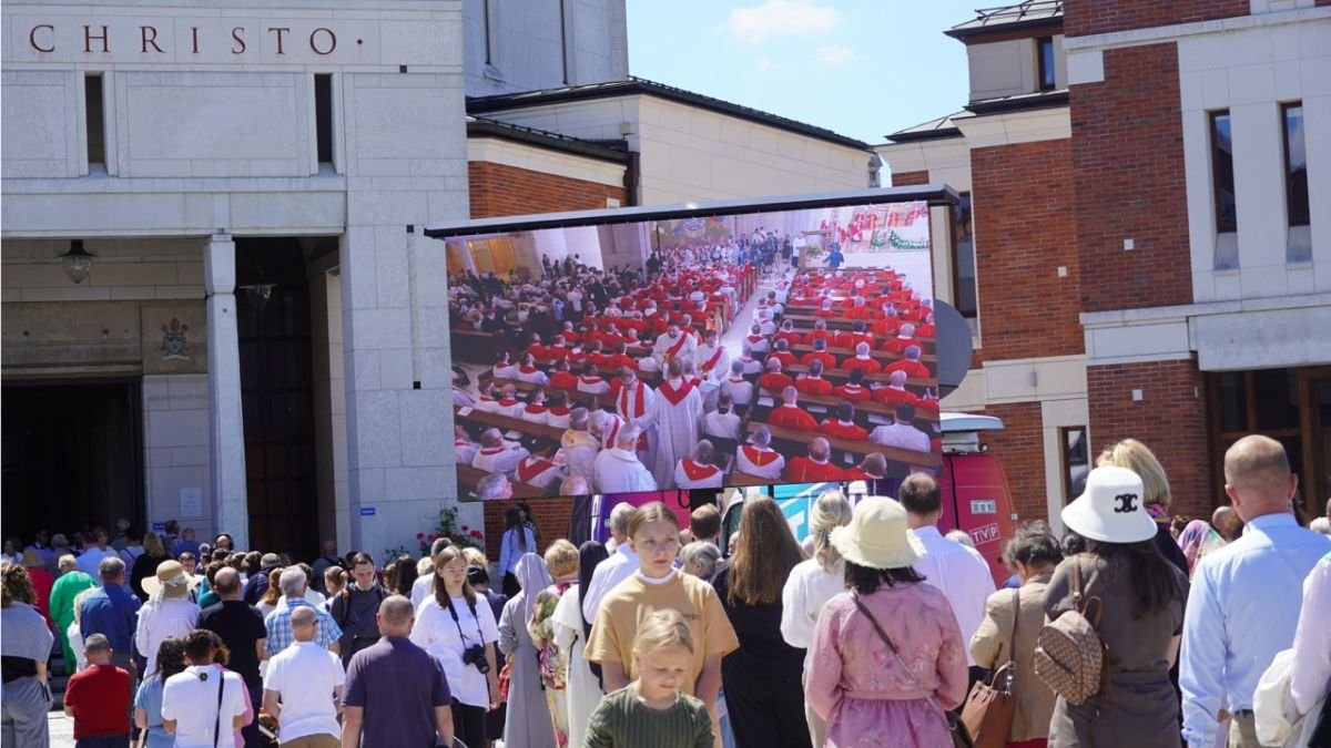 Beatification-9-martyrs-Dehors-Messe.jpg