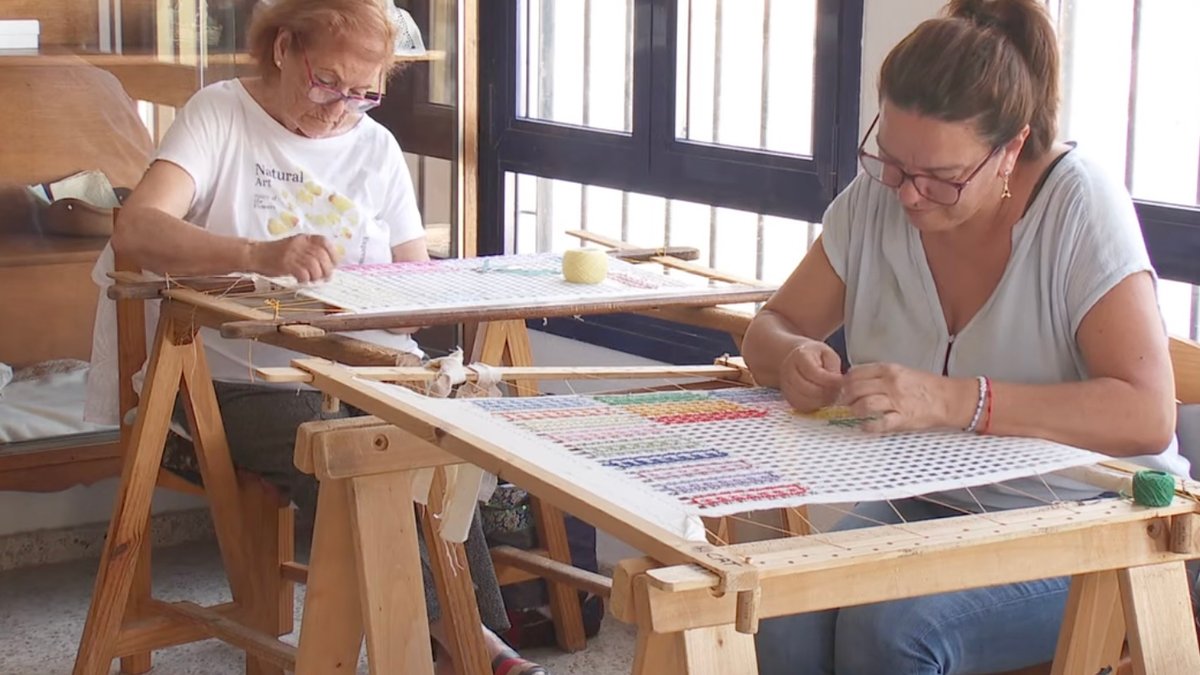 gran-canaria-lacemakers-create-special-gift-for-pope-leo-xiv