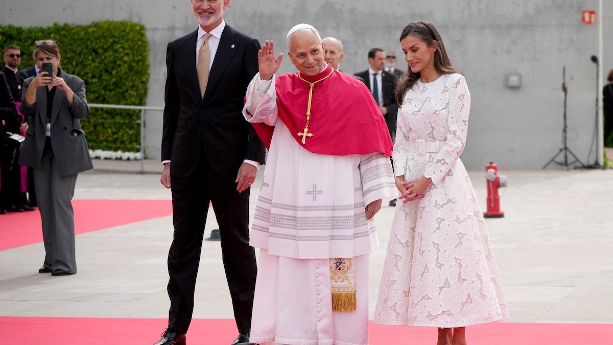 leo-smiling-spain-king-queen.jpg