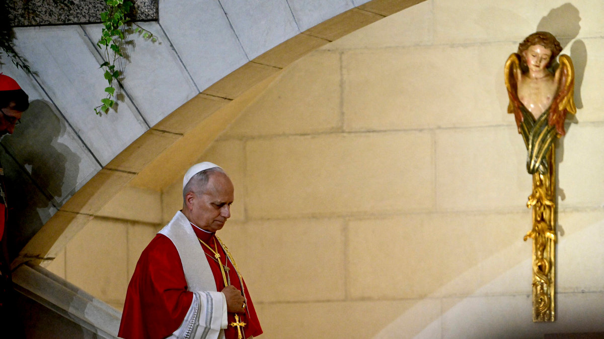 pope-leo-xiv-golden-rose-virgin-mary-our-lady-almudena-madrid