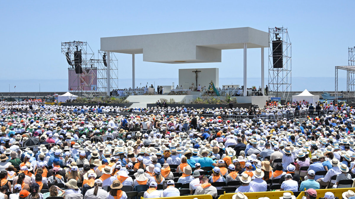 pope-leo-xiv-holy-mass-port-santa-cruz-de-tenerife-canary-island-of-tenerife-spain