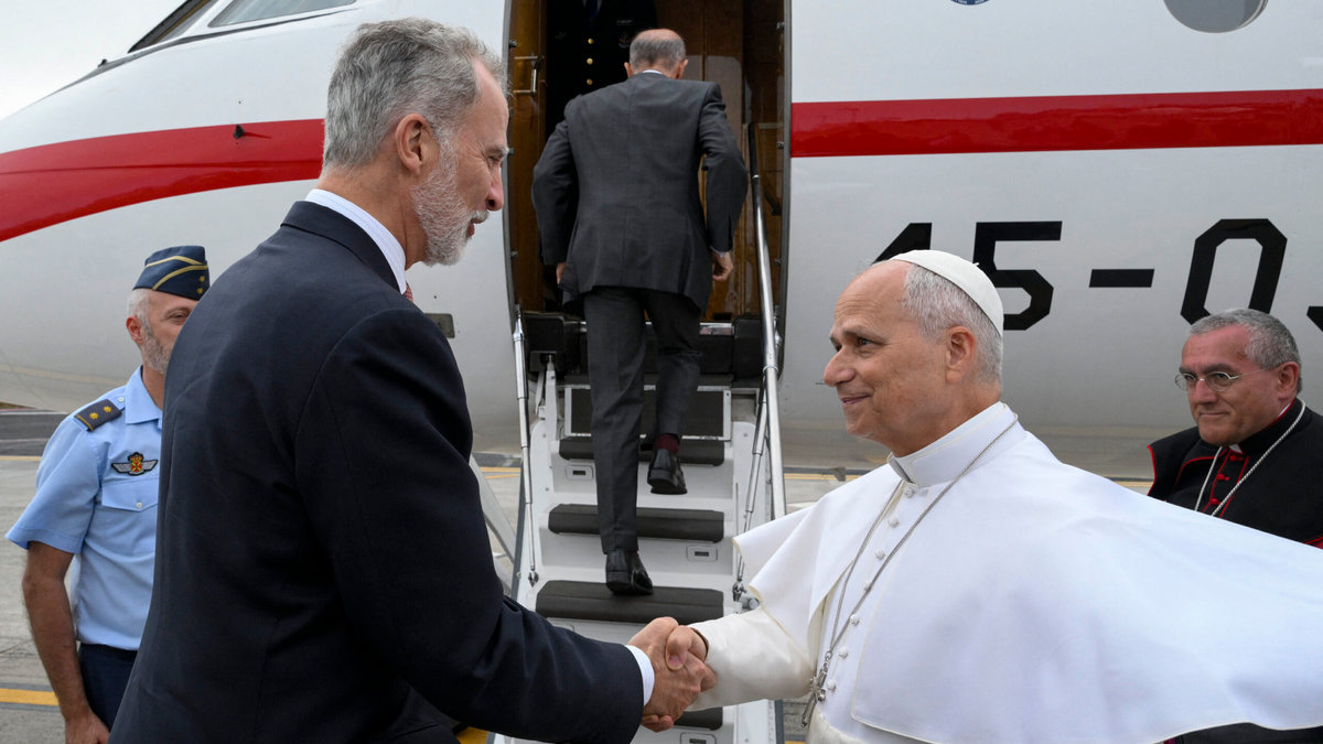 pope-leo-xiv-spanish-king-felipe-vi-takeoff-incident