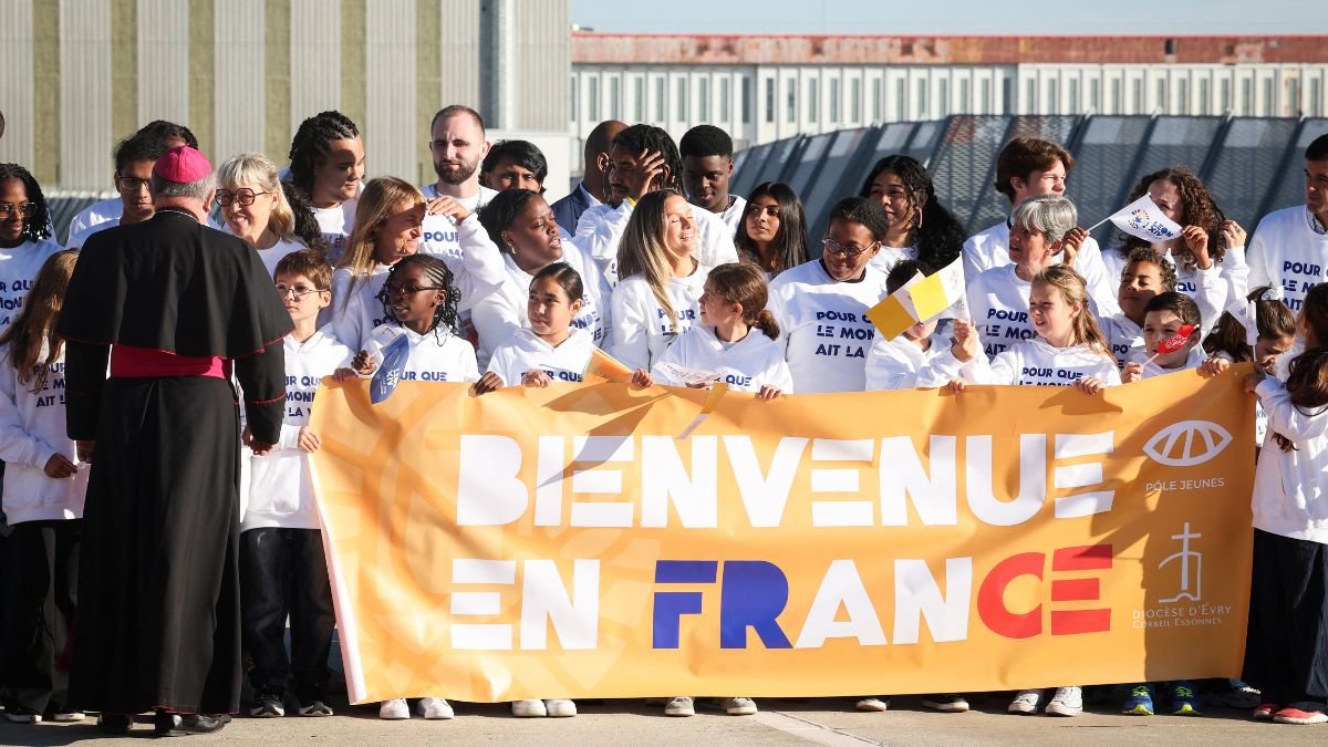 Les-jeunes-accueillent-Leon-XIV-a-Orly