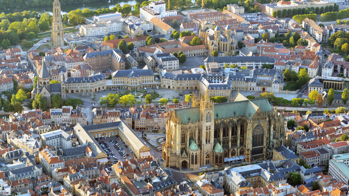 "Les jeunes, les exclus, les fidèles, les malades : tous seront rencontrés et, finalement, emmenés spirituellement vers ce qui sera l’aboutissement de ce voyage, la ville de Metz", commente le père Benoist de Sinety, curé-doyen de la ville de Lille.