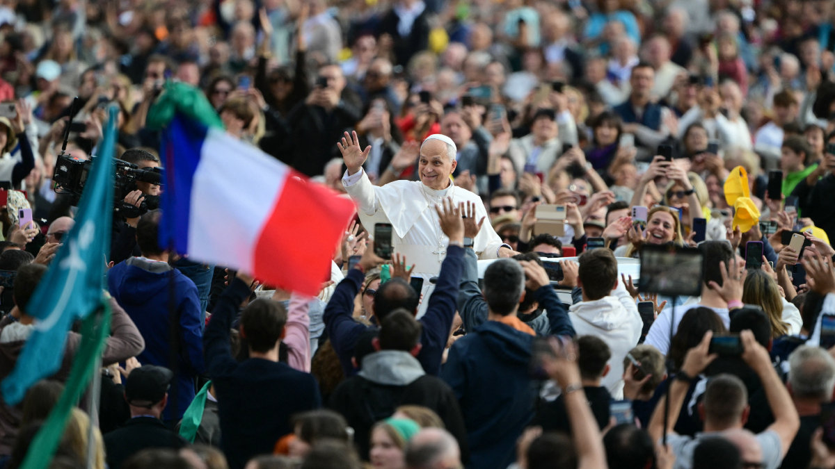 Pape Léon XIV et drapeau français